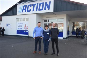 Für die beiden Regionalleiter Leonid Bodimer (links) und Florian Jope und Filialleiterin Karin Thünker könnte der Eröffnungstag kaum besser laufen.