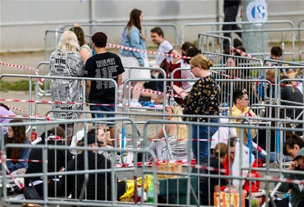 Für die beste Sicht harren die „Swifties“ zum Teil viele Stunden vor der Arena aus.