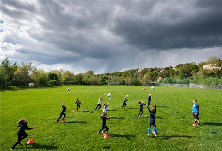 Bremerhaven: Fussball, Boxen und Rollkunstlaufen für Kinder Für die Bremerhavener Kinder und Jugendlichen gibt es trotz Corona-Pandemie von verschiedenen Sportvereinen ein spontanes Sportprogramm in den Sommerferien. Foto: Robert Michael/dpa-Zentralbild/dpa