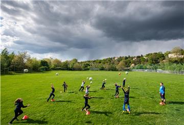 Für die Bremerhavener Kinder und Jugendlichen gibt es trotz Corona-Pandemie von verschiedenen Sportvereinen ein spontanes Sportprogramm in den Sommerferien. Foto: Robert Michael/dpa-Zentralbild/dpa