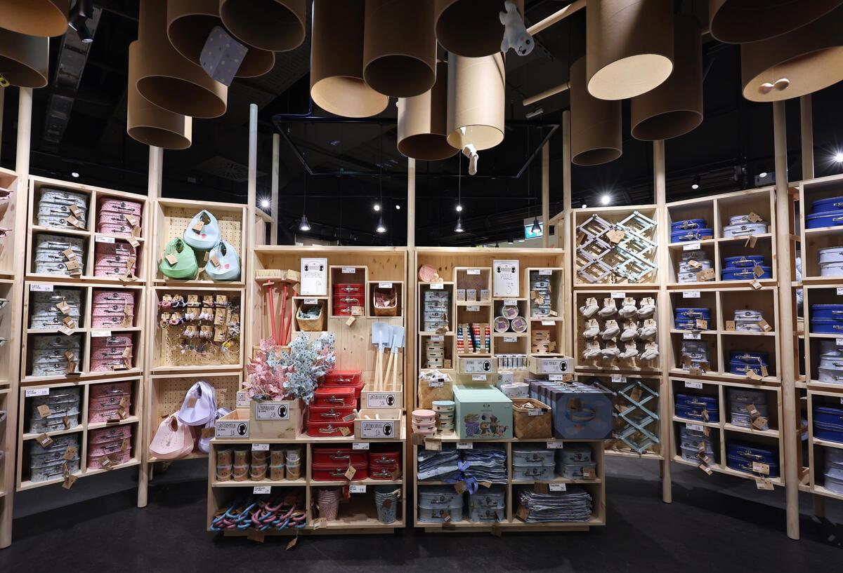 Symbolbild für Søstrene Grene expandiert: Deko-Gegenstände liegen in Regalen.