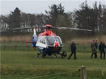 Für die Dreharbeiten zum neuen Tatort mit Til Schweiger auf Neuwerk ist auch ein Hubschrauber gelandet. 