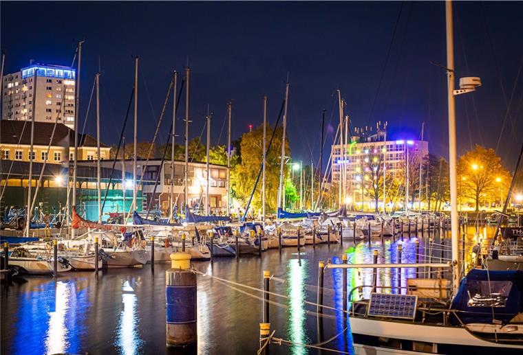 Für die einen bietet der Bremerhavener Jachthafen an der Kaistraße Potenzial, ein Ort mit Verweildauer zu werden. Andere fürchten, dass du viele Parkplätze wegfallen. Foto: Hartmann