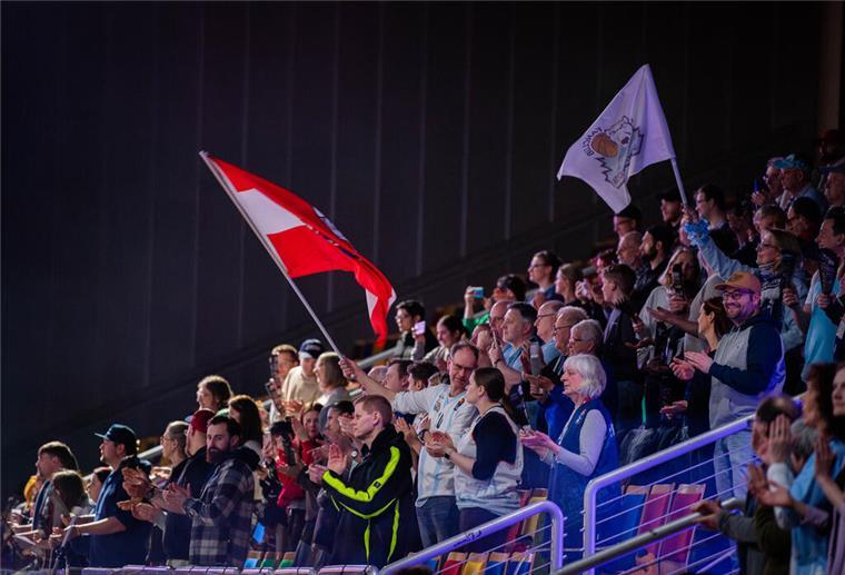 Eisbären-Fanblock schwingt die Fahnen.