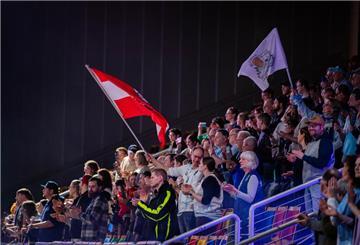 Eisbären-Fanblock schwingt die Fahnen.
