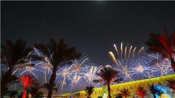 Für die Eröffnung gibt es eine große Musik- und Lichtshow und Feuerwerk.