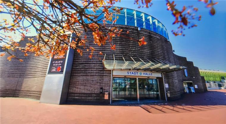 Für die erste Sitzung der Stadtverordnetenversammlung müssen sich die Politiker in die Stadthalle Bremerhaven begeben, weil es in der Volkshochschule zu eng geworden ist.
