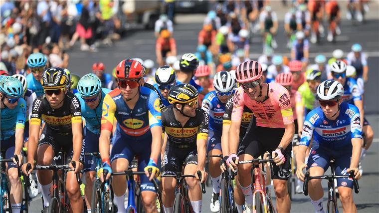 „Beeindruckende Fahrt“: Milan mit nächstem Sieg bei D-Tour Für die Fahrer stand die erste Etappe der Rundfahrt an.