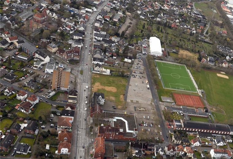 Für die geplanten Neubauten an der Weserstraße in Höhe der Einmündung zur Lindenallee (freie Fläche links neben dem Sportplatz) wurde die Baugenehmigung noch nicht erteilt. 