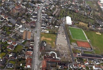 Für die geplanten Neubauten an der Weserstraße in Höhe der Einmündung zur Lindenallee (freie Fläche links neben dem Sportplatz) wurde die Baugenehmigung noch nicht erteilt. 