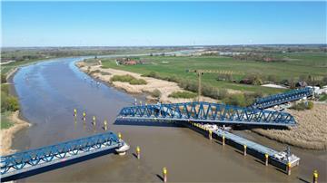 Für die Inbetriebnahme der neuen Friesenbrücke testet die Deutsche Bahn das drehbare Mittelelement. 
