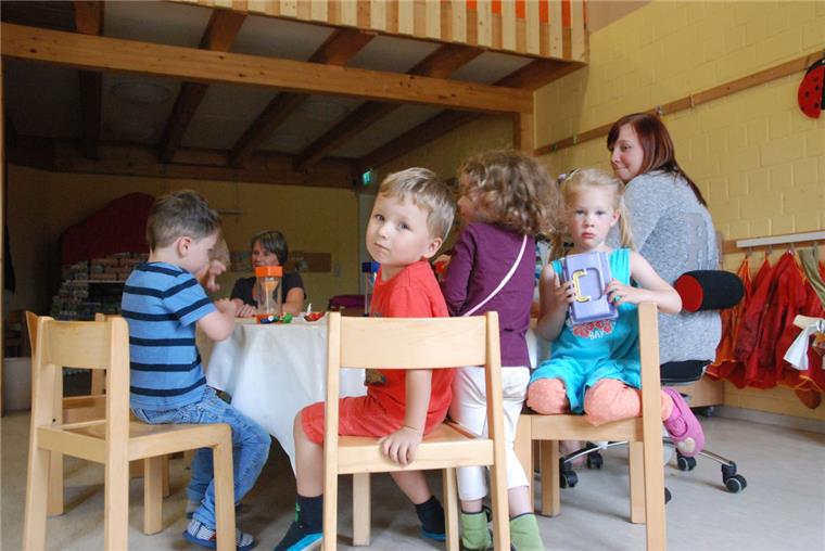 Für die Kinder in Nesse soll ein neuer Kindergarten gebaut werden. Während (von links) Mark, Erik, Melina, Sophie, Erzieherin Eileen Trakowsky und im Hintergrund Erzieherin Beate Faißt den Gang der Dinge abwarten, diskutieren die Landespolitiker über die Fördermittel.