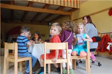 Für die Kinder in Nesse soll ein neuer Kindergarten gebaut werden. Während (von links) Mark, Erik, Melina, Sophie, Erzieherin Eileen Trakowsky und im Hintergrund Erzieherin Beate Faißt den Gang der Dinge abwarten, diskutieren die Landespolitiker über die Fördermittel.