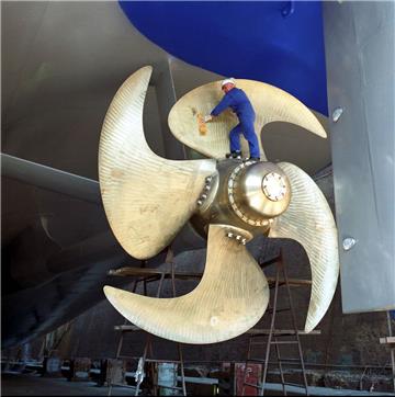 Für die Mitarbeiter der Lloyd Werft wird es eng. 148 Jobs stehen auf der Kippe.