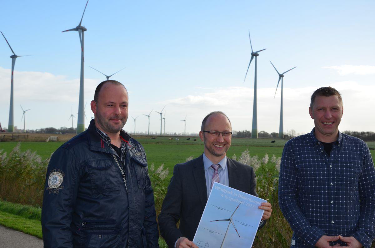 Zwei neue Windparks werden in Butjadingen am Freitag eröffnet Für die neuen Windparks in Düke und Kampen stehen unter anderem die Investoren Bernd Oetken (links) und Ralf Bode (rechts). Gemeinsam mit Peter Beck von der Raiffeisenbank Butjadingen-Abbehausen stellten sie jetzt das Modell des Windpark-Sparbriefes vor.