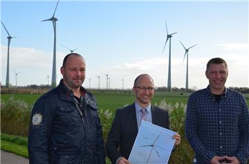 Für die neuen Windparks in Düke und Kampen stehen unter anderem die Investoren Bernd Oetken (links) und Ralf Bode (rechts). Gemeinsam mit Peter Beck von der Raiffeisenbank Butjadingen-Abbehausen stellten sie jetzt das Modell des Windpark-Sparbriefes vor.