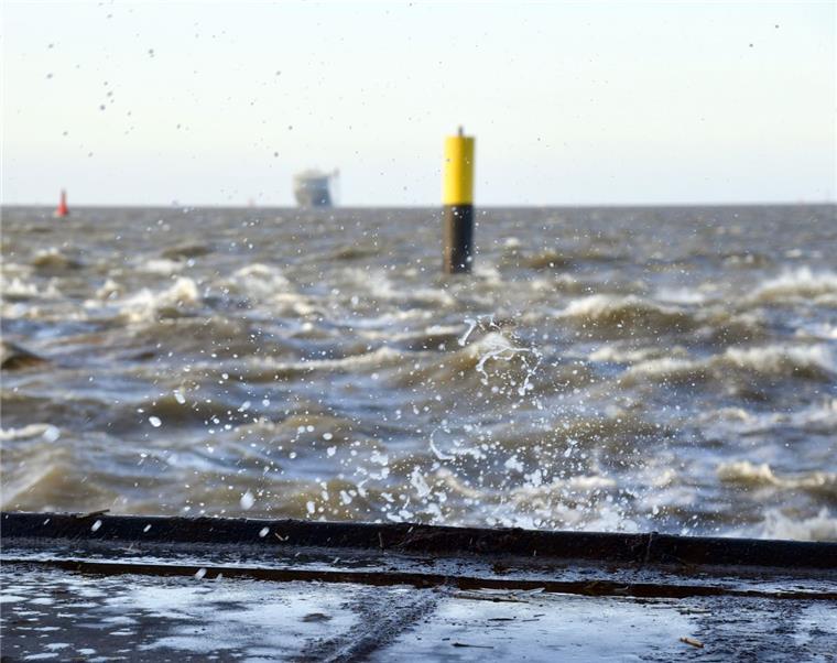 Für die Nordseeküste gilt eine Sturmflut-Warnung.