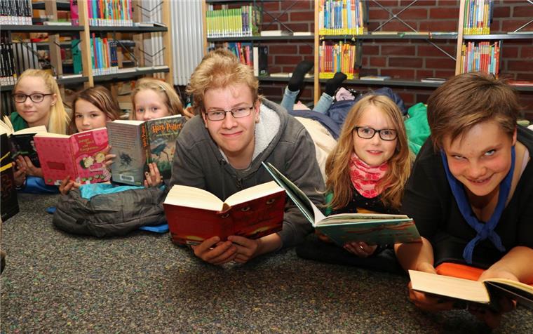 Für die Pfadfinder war die Lesenacht in der Bibliothek mal eine besondere Form des Zeltlagers. Sie bot jede Menge Zeit, sich mit dem eigenen Lieblingsbuch zu beschäftigen.