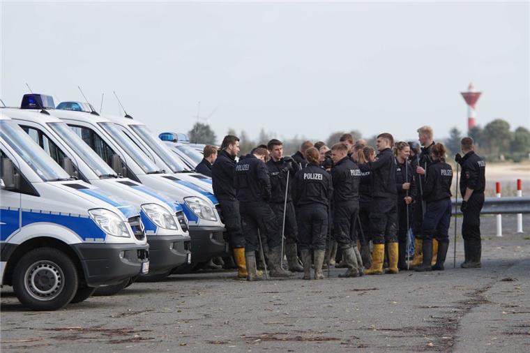 Für die Suche nach Datenträgern am Fähranleger in Golzwarden will der Beschuldigte der Polizei genaue Hinweise gegeben haben.