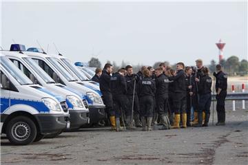 Für die Suche nach Datenträgern am Fähranleger in Golzwarden will der Beschuldigte der Polizei genaue Hinweise gegeben haben.