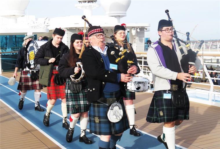 Für die Videodreharbeiten auf dem Kreuzfahrtschiff wählten die Happy German Bagpipers drei Eigenkompositionen aus.