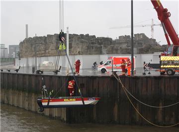 Für die Wasserrettung sind das Wasserstraßen- und Schifffahrtsamt, die Wasserschutzpolizei, die Deutsche Lebens-Rettungs-Gesellschaft (DLRG), die Deutsche Gesellschaft zur Rettung Schiffbrüchiger (DGzRS), die Lotsenbrüderschaft und die Feuerwehr Bremerhaven zuständig.