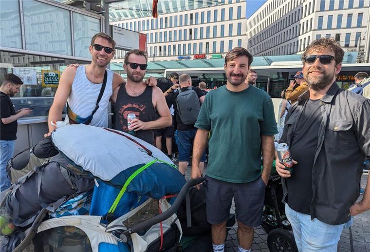 Festival-Start mit Hindernissen: Stellwerkstörung legt Zugverkehr lahm Die Deichbrand-Fans Peter, Bayram, Marlon und Henrick, die nach Nordholz wollen.