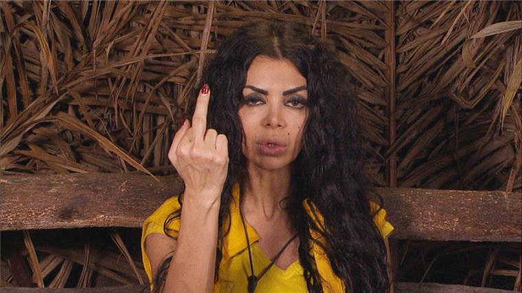 Total verwirrt: Das Dschungelcamp könnte bald auf allen Sendern laufen Für diese Geste braucht es keine gute Grammatik. Kader Loth hat an Tag vier die Schnauze voll von TV-Maklerin Hanka Rackwitz.
