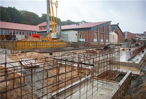 Für ein größeres Gymnasium in Langen: Ein Teil der Fundamente sind bereits fertig. In zwei Wochen sollen die ersten Wände kommen.