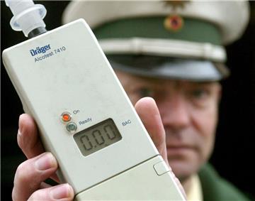 Für eine Atem-Alkohlkontrolle war die 52-Jährige schlicht zu betrunken. Sie musste zur Blutentnahme mit aufs Revier.