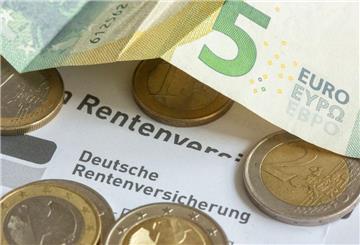 Münzen und eine Banknote liegen auf einer Renteninformation der Deutschen Rentenversicherung. Für eine bestimmte Gruppe von Senioren ist die komplette Rente in Gefahr. Betroffene müssen unbedingt handeln.