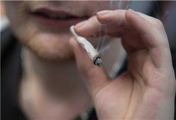 Ein Joint wird am Rande der 23. Hanfparade für eine Legalisierung von Cannabis geraucht.