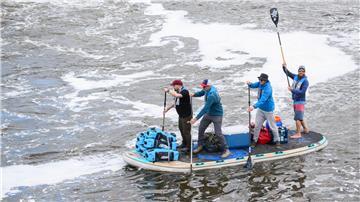 Für einen guten Zweck wollen vier Männer auf einem Board die Weser von Hann. Münden im Landkreis Göttingen bis nach Bremerhaven paddeln. 
