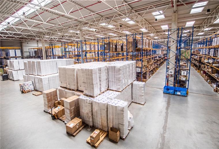 Logistiker Nonne aus Stotel setzt auf grüne Energie Für einen kleineren CO2-Fußabdruck: Die 8000 Quadratmeter große Logistikhalle der Firma Erich Nonne verfügt über ein Oberlichtsystem, das selbst an wolkigen Tagen LED-Beleuchtung überflüssig macht.