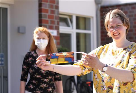 Für Einrichtungsleiterin Christiane Grünewald (links) und ihre Mitarbeiter von der Jan-Reiners-Seniorenresidenz in Tarmstedt gehören Schutzmasken inzwischen zum Alltag. Jetzt hat Johanna Bäsmann von den Landfrauen Behelfsmasken aus Stoff auch für die Bewohner vorbeigebracht.