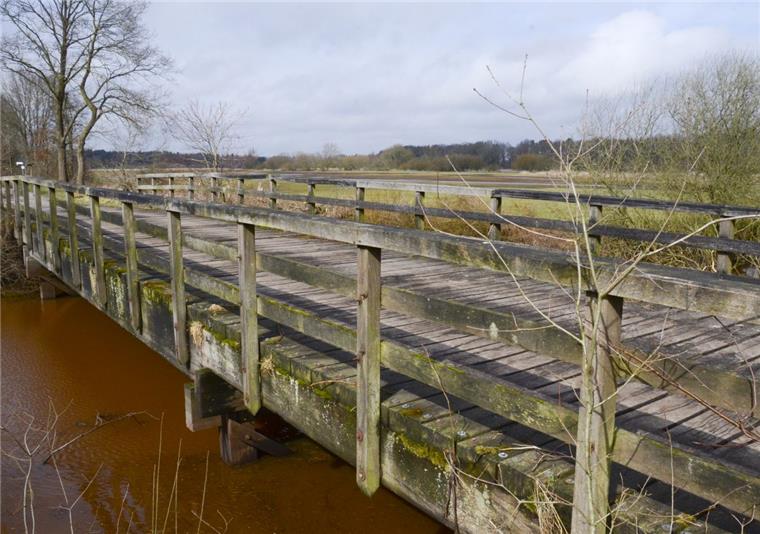 Für Fahrzeuge derzeit gesperrt, soll die Flutbrücke zwischen Ober Ochtenhausen und Sandbostel demnächst abgerissen und mit einem Neubau aus Stahlbeton ersetzt werden.