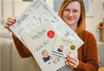 NZ-Mitarbeiterin Lea Sander stellt das neue "Hein Mück"-Geschenkset mit CD, Notizbuch und Malvorlagen vor.