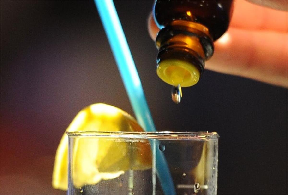 K.O.-Tropfen: Nordenham trifft Vorkehrungen für das Stadtfest Jemand schüttet K.O.-Tropfen in ein Glas.