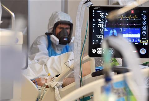 Ein medizinischer Mitarbeiter im Schutzanzug kümmert sich im Universitätskrankenhaus um einen Covid-19-Patienten. Angesichts rasant steigender Zahlen hatte die Regierung in Riga den Notstand bereits bis zum 11. Januar verlängert. 