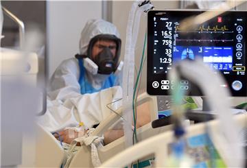 Ein medizinischer Mitarbeiter im Schutzanzug kümmert sich im Universitätskrankenhaus um einen Covid-19-Patienten. Angesichts rasant steigender Zahlen hatte die Regierung in Riga den Notstand bereits bis zum 11. Januar verlängert. 