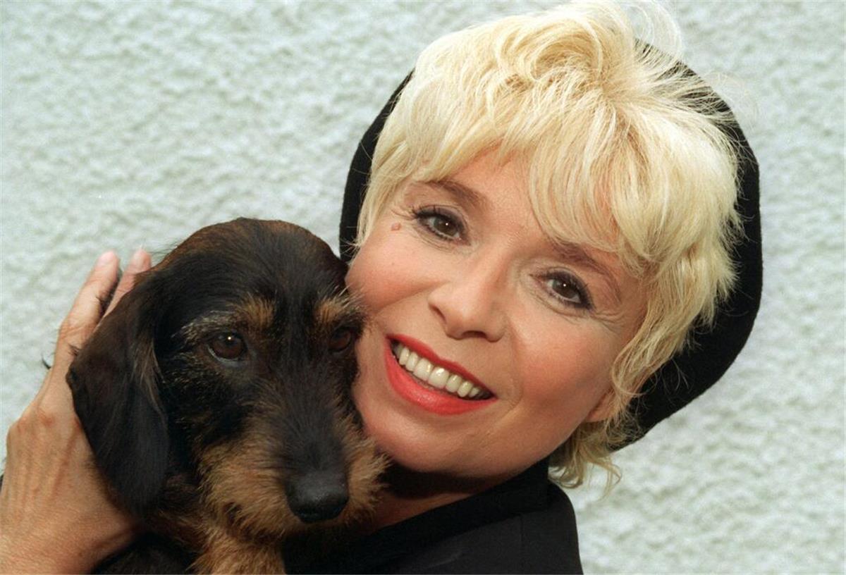 Die Jüngste aus „Klimbim“ - Ingrid Steeger gestorben  Für ihre Rolle als blondbezopfte Tochter Gaby der chaotischen „Klimbim“-Familie wurde Ingrid Steeger mit dem Adolf-Grimme-Preis ausgezeichnet.