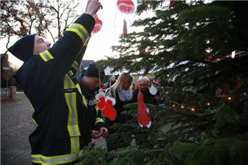 Für ihren schönen Weihnachtsbaum neben dem Donnerner Feuerwehrhaus hatte sich da...