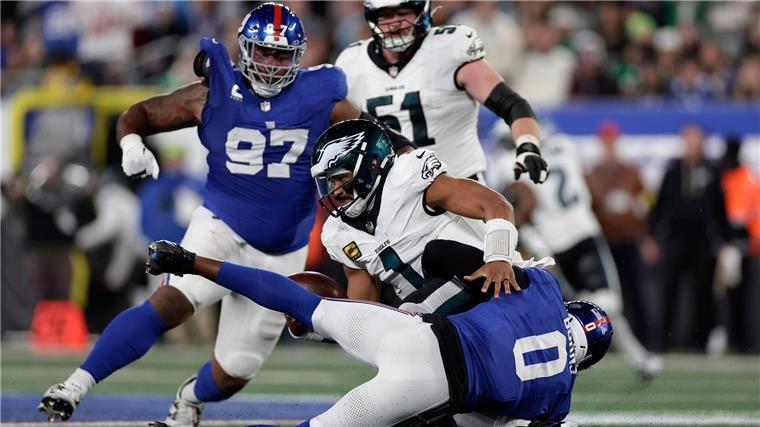 Giants überraschen Eagles: 34:17 bringt zweiten Saisonsieg Für Jalen Hurts (Mitte) gab es oft keinen Ausweg.