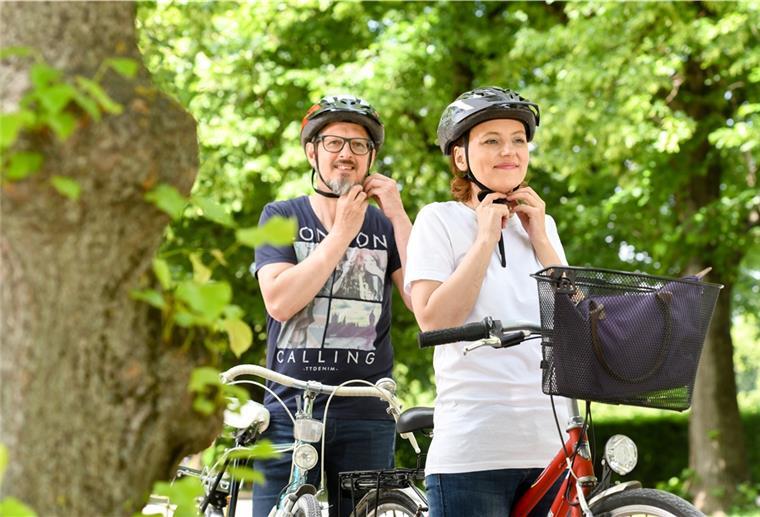 Für jeden Kopf den richtigen Deckel: Damit ein Fahrradhelm richtig schützt und nicht unbequem wird, muss er zur eigenen Kopfform passen und richtig justiert werden. 