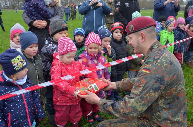 Für jedes Kind hatten die Soldaten aus Seedorf ein Päckchen dabei.