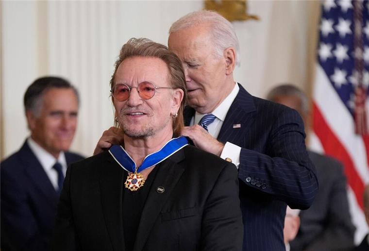 Für Joe Biden ist es das letzte Mal, dass er die prestigeträchtigen Medaillen verleiht - wie hier an Musiker Bono. 