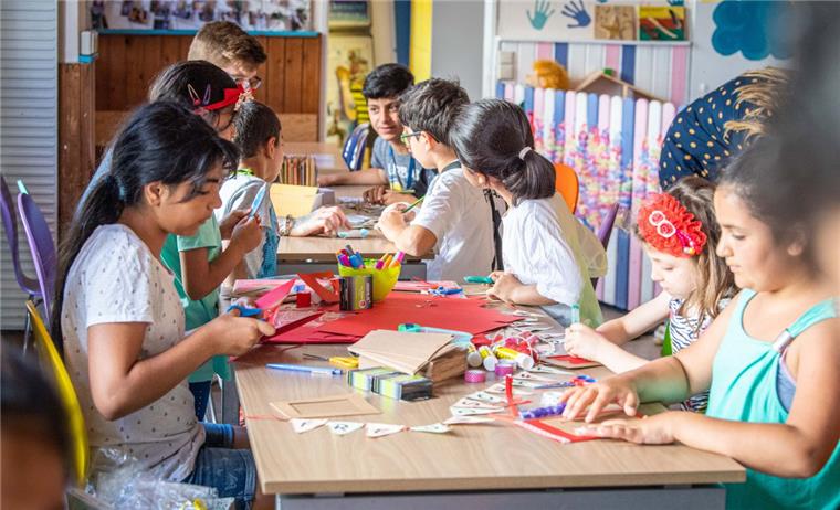 Kinderarmut in Bremerhaven: Wenn's daheim nichts zu essen gibt Für Kinder aus armen Familien sind gemeinnützige Vereine, die kostenlos Essen und Ausflüge anbieten, in den Ferien besonders wichtig. Doch auch gut situierte Familien nutzen die Angebote.