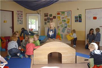 Für Kinder im Krippenalter wird es demnächst nicht mehr genug Plätze im Elsdorfer Kindergarten geben. Der Sozialausschuss empfahl deshalb dem Rat einstimmig, so bald wie möglich eine altersgemischte Gruppe einzurichten, um mehr jüngeren Kindern einen Betreuungsplatz zu bieten.