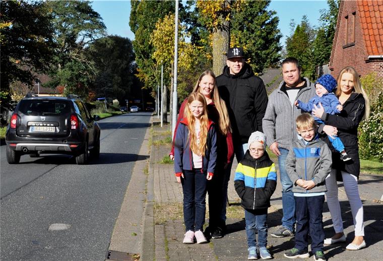 Für Kinder sei es oft schwierig und gefährlich, die Blexersander Straße zu überqueren, sagen die Familien Maake und Steenken. Deshalb fordern sie Tempo 30 auf der Verbindungsstraße zwischen B 212 und Martin-Pauls-Straße.