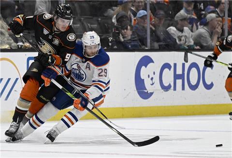 Für Leon Draisaitl und die Edmonton Oilers starten bald die Playoffs. Die Erfolgsgeschichte der Fischtown Pinguins begeistert den Top-Stürmer aus der NHL.